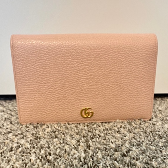 Gucci Handbags - NWT Gucci Mini Marmont Chain Wallet
